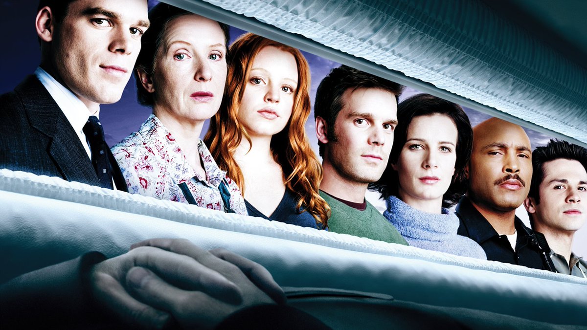 SerieManiacos's tweet photo. Há exatos 25 anos Six Feet Under estreava na HBO.

A série teve 5 temporadas e um dos finais mais aclamados da história da TV estadunidense.