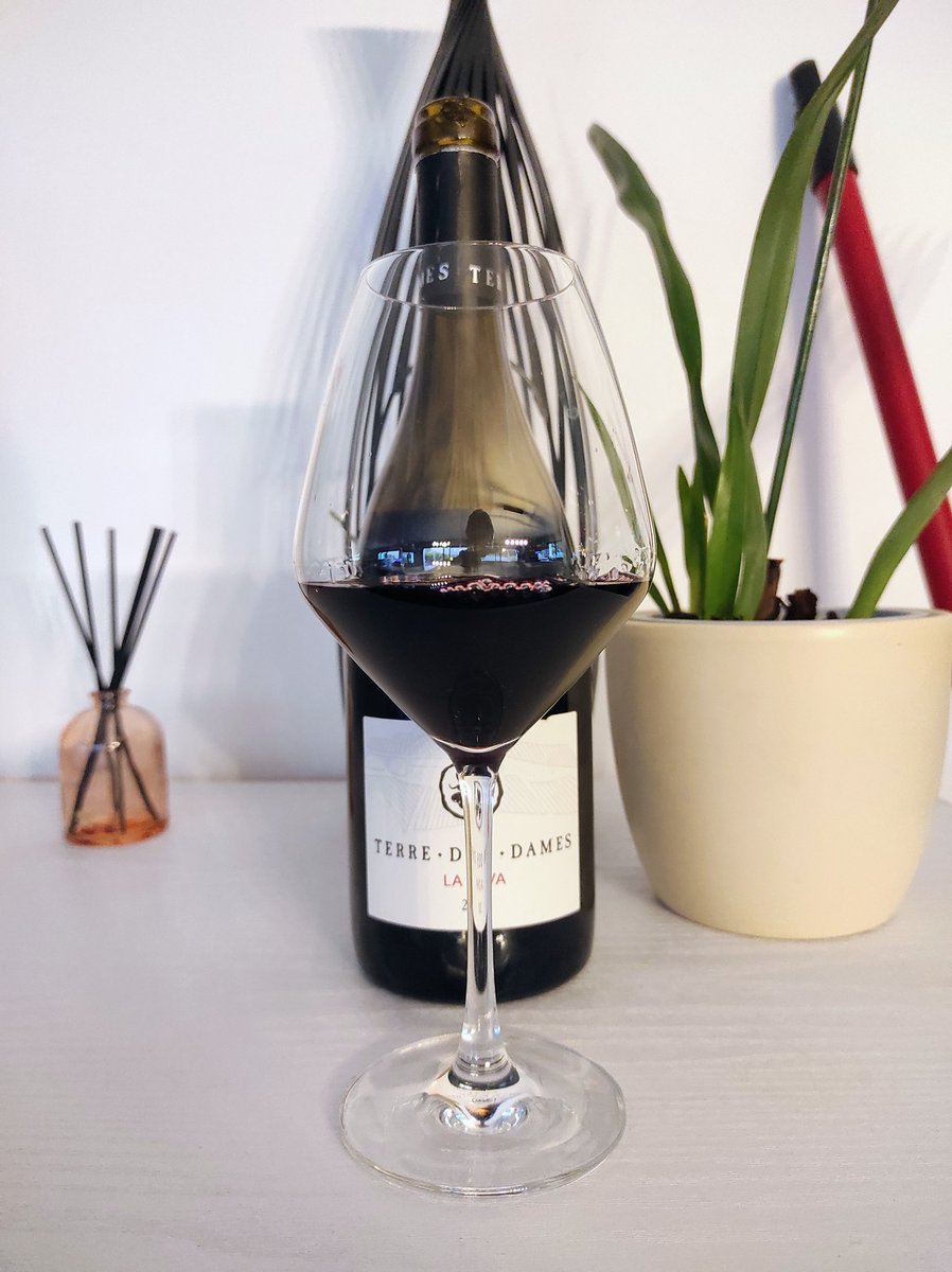 les_ugo's tweet photo. La Diva 2021 du Domaine Terre des Dames, c’est du velours noir et des épices qui dansent ensemble. Syrah, Grenache, Alicante : un rouge charnu, solaire, avec une finale qui reste en tête. Tu l’ouvres avec qui ce soir ?
https://t.co/3YTQF2BqNF https://t.co/GsmQ5LJJou
