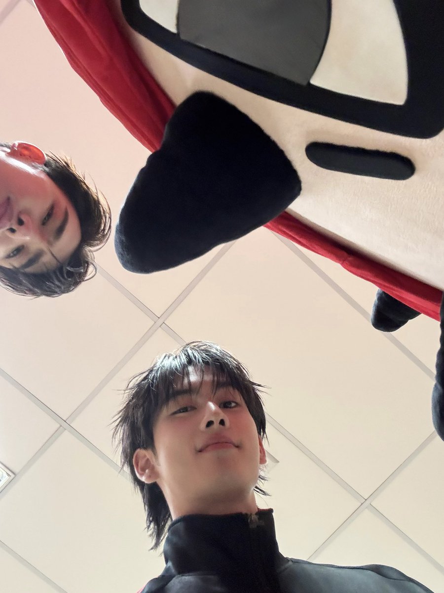 Ppsanta's tweet photo. วันนี้ดีใจที่ได้เจอทุกคนมากๆเลยนะครับ มากันเยอะมาก ยังไงก็ขอให้เดินทางกลับบ้านกันดีๆนะครับ รักมากๆ ไว้มาเจอกันใหม่นะ🖤🤍❤️ 
@domiia_GMMTV @perthppe 

#DownyXPerthSanta https://t.co/66GIKQwDHU