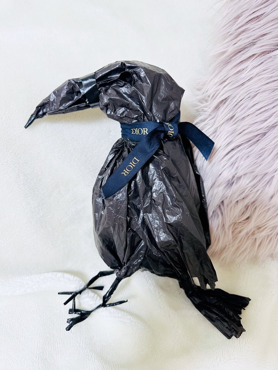 misslanvin000's tweet photo. そしたらレジ袋カラスちゃんの完成です〜🐦‍⬛💖🪽🎀🪞
鳥の糞害に悩まれてる方のお役に立てますように🥹🙏🏻✨ https://t.co/yJFdJ4B0ny