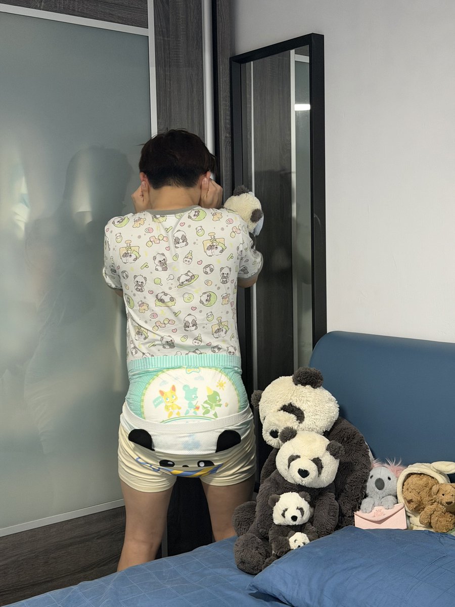 ducksdoontquack's tweet photo. 👨🏻 : “ʏᴏᴜ ᴍᴀʏ ʙᴇ ᴛʜᴇ ᴄᴜᴛᴇꜱᴛ ʙᴀʙʏ ᴘᴀɴᴅᴀ ʙᴏʏ ᴀʀᴏᴜɴᴅ, ʙᴜᴛ ᴅᴀᴅᴅʏ ɢᴇᴛꜱ ᴇxᴛʀᴀ ꜱᴛʀɪᴄᴛ ᴡɪᴛʜ ʙᴀʙʏ ʙᴏʏꜱ ʟɪᴋᴇ ʏᴏᴜ”

// ᴇᴇᴇᴘ ʜᴇʟᴘ ᴇᴇᴇᴘ // 🐼 https://t.co/BEf3b3yfCW