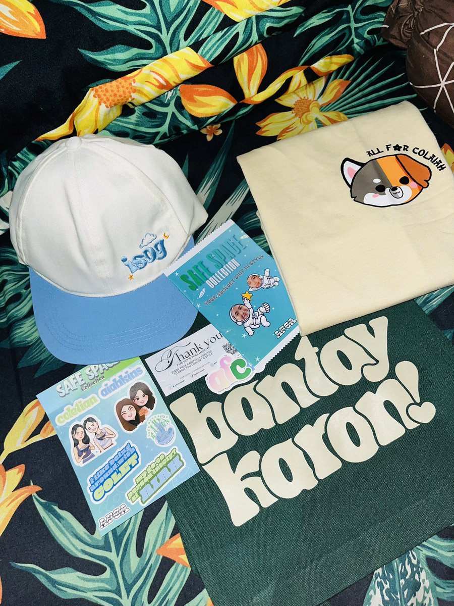 kemberlss's tweet photo. My mama sent this kanina pa pala, now lang pumasok yung chats kase sobrang hina ng signal dito 😅

Thank you @_allforcolaiah 💚🩵

The shirt looks big daw for me though HAHAHA https://t.co/WXWxaYSDbd