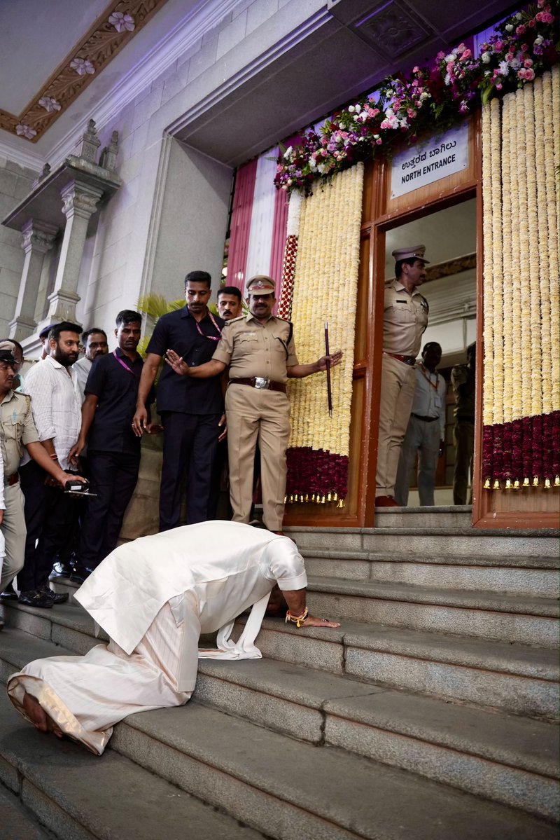 DKShivakumar's tweet photo. ಕಾಯಕವೇ ಕೈಲಾಸ https://t.co/E7HnMHXc3v