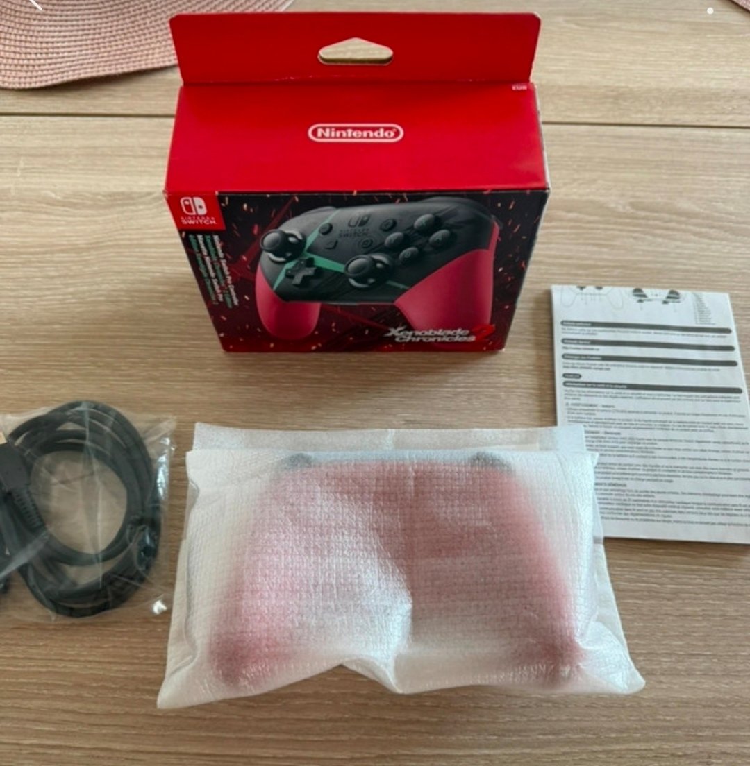 Pikmin_or's tweet photo. Et voilà ce que j'ai récupéré aujourd'hui, la manette Switch pro Xenoblade chronicles 2 officielle !

J'insiste sur le "officielle" car il y a énormément de fausses sur le marché.

La mienne a le bon poids, et toutes ses fonctionnalités sont normales.

Acheté à un collectionneur. https://t.co/23E0uaIEhM