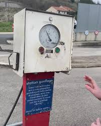 Generations7080's tweet photo. Qui se souvient de l'époque où l'on pouvait gonfler ses pneus sans débourser un centime en libre service ?

Aujourd'hui, pour la plupart, c'est payant. https://t.co/VlitTyVwG5