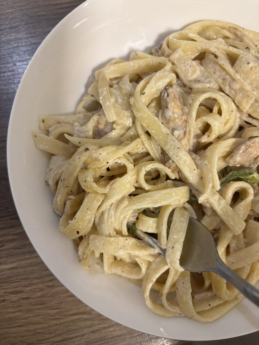 eldonmbs's tweet photo. يوم قررت اطبخ 👩🏻‍🍳

الكمية 384 جرام 
السعرات التقريبية 430 🔥 

~ 49 جم 🍗
~ 38 جم 🍝
~ 16 جم 🧈

استخدمت ملعقة وحدة فقط زيت زيتون 
وما يقارب 33مل كريمة طبخ لايت https://t.co/1SawViPyFz