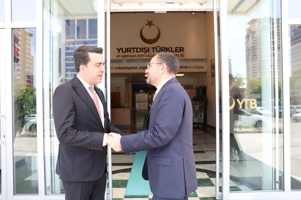 haditurus's tweet photo. Adalet Bakan Yardımcımız Sn. Sedat Ayyıldız’ı kurumumuz #YTB’de ağırladık.

Yurt dışında yaşayan vatandaşlarımıza ve gönül coğrafyamıza yönelik yürüttüğümüz çalışmalar hakkında verimli istişareler gerçekleştirdiğimiz değerli Bakan Yardımcımıza nazik ziyaretleri dolayısıyla teşekkür ediyorum.

@avsedatayyldz