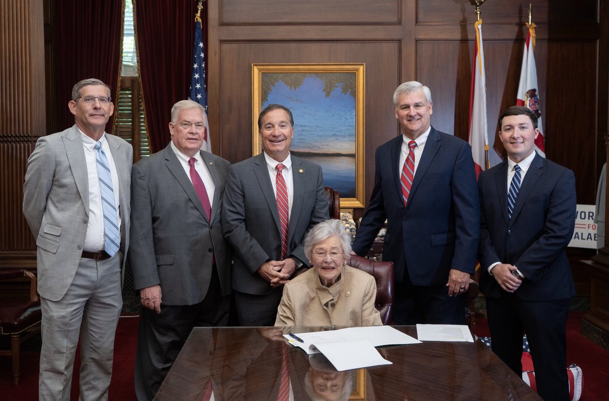 SSA_Supers's tweet photo. SSA enjoyed attending a bill signing ceremony with @GovernorKayIvey this morning. SSA legislative priorities have now been signed into law. Thank you to the superintendents across the state who helped advance priority bills this session. #MembershipDriven https://t.co/v2GkCGaOsj