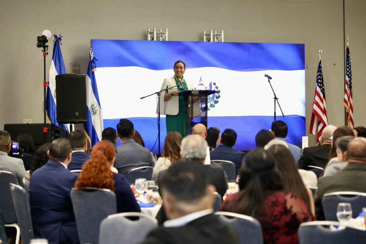 PattyNGodinez's tweet photo. 📍 Houston, Texas
¡La fuerza salvadoreña se hizo presente! 🇸🇻✨ 
Muchísimas gracias a toda la comunidad que se sumó a celebrar nuestras hermosas raíces en este encuentro cultural tan especial. 

¡Su energía y cariño nos demuestran que la distancia no nos separa! https://t.co/8itCfBBXDp
