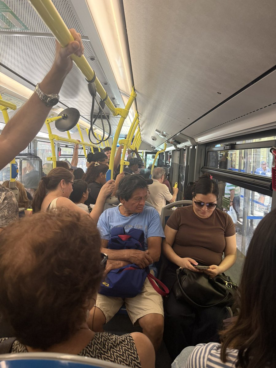 Andresbeltran03's tweet photo. Si no es el metro son los autobuses Madrid está colapsando y nadie hace nada buses cada 20 minutos metros cada 10 en horas pico hasta cuando @metro_madrid @EMTmadrid https://t.co/mbNXnYpHQ0
