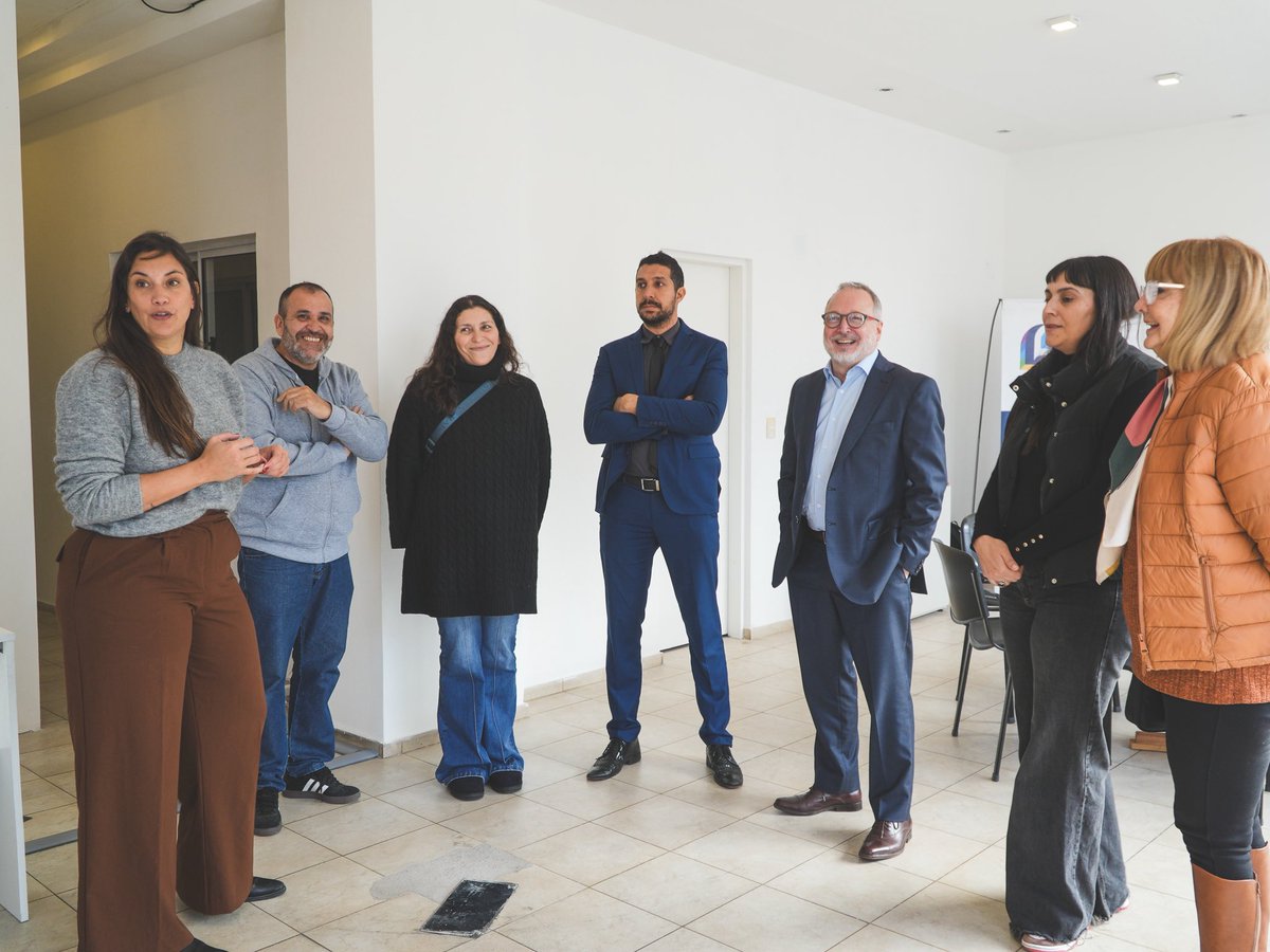 MoniMacha's tweet photo. Visitamos la sede de la Defensoría del Pueblo bonaerense en Morón. 
Conocimos sus nuevas instalaciones y conversamos con el delegado Germán Navas y la delegada adjunta Ana Ottonello sobre las problemáticas que hoy más preocupan a los vecinos y vecinas de nuestro querido distrito https://t.co/ka8caQR9wU