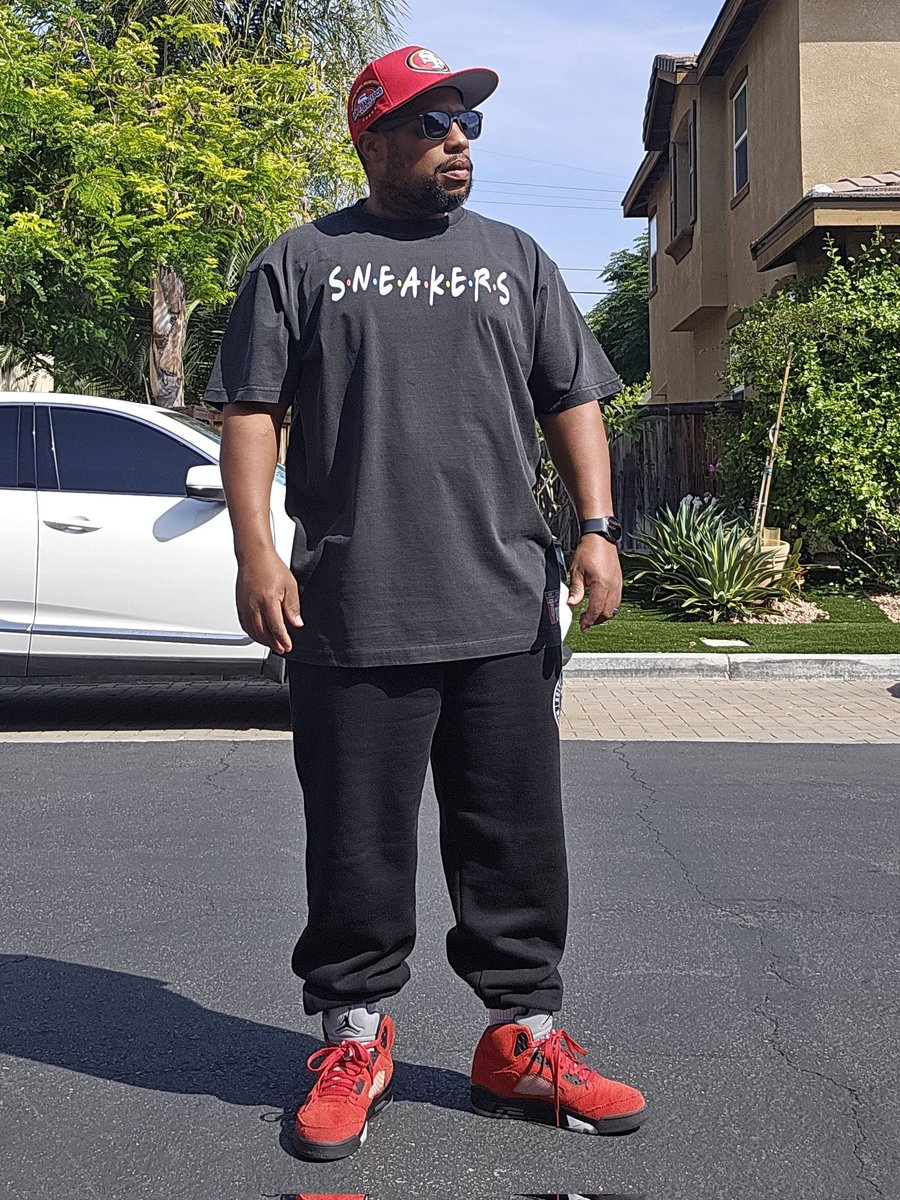 SolefulThreads_'s tweet photo. Its Humpday Weds.yall Be safe and blessed today. Peace and Luv. 
👕 Sneakers Friends tee 1 of 2
👖 Soleful Threads Joggers
👟 Jordan 5 Retro Toros
🧢 New Era NINER GANG!!

Another Vaulted Tee. Should I unvault it?? https://t.co/Zii6xemg35