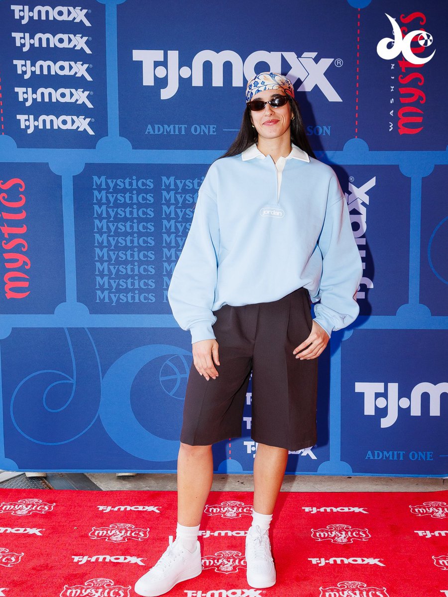 nmarshall30's tweet photo. Outfit 3 for @CitronSonia ✨ 
Top @Jumpman23 
Shorts @ZARA 
Sneakers @Nike 
Sunglasses @dezieyewear 
Scarf @AmazonFashion https://t.co/5Yp99iNcAE