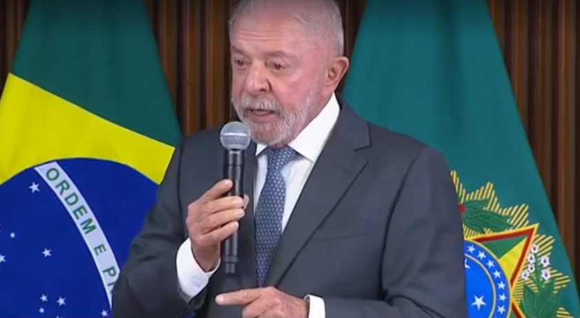 BlogdoBG's tweet photo. Lula diz que foi pego de 'surpresa' com tarifas propostas pelos EUA e que vai enviar nova carta a Trump. https://t.co/nb0AK6Mx23 https://t.co/oYnaAfTnHG