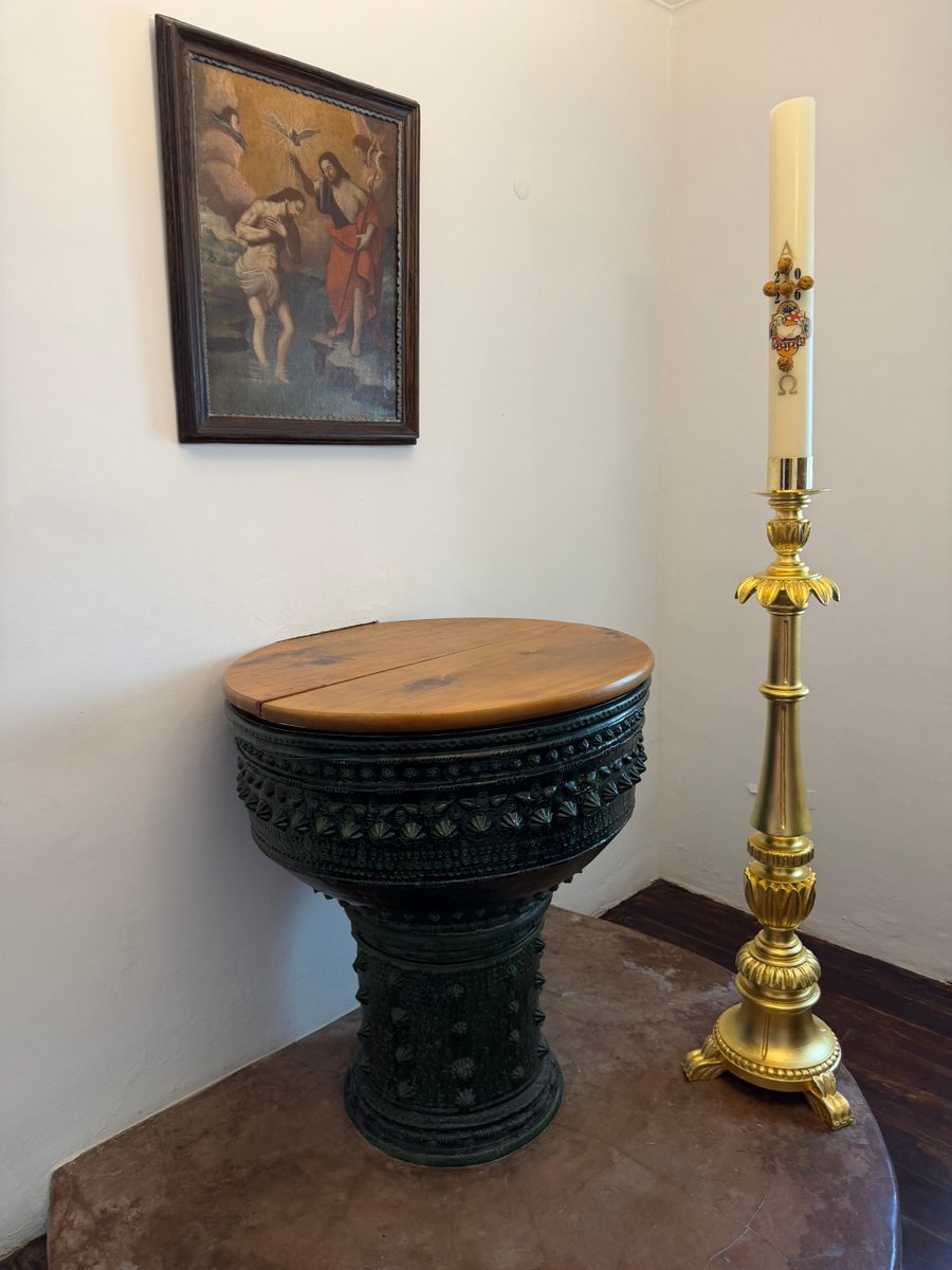 andrescarras's tweet photo. Iglesia de Ponta do Sol, en la diócesis de Funchal (isla de Madeira), en la que la pila bautismal, de cerámica vitrada mozárabe de Sevilla es de 1502 y la patrona, de estilo flamenco, es la Virgen de la Luz. https://t.co/P5UYv9VBxP