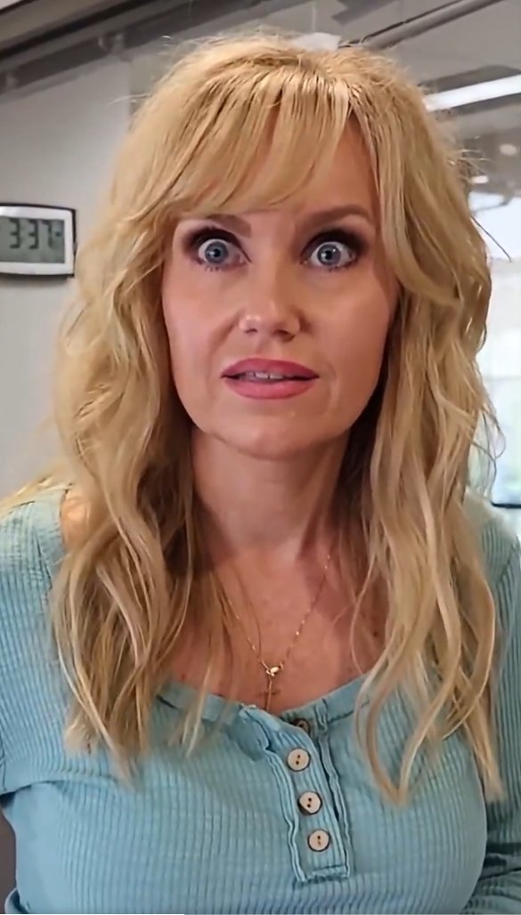 truthdesk's tweet photo. @Mappy6984 Psyco Dolly Parton vibes 

She bites when she gives BJ's https://t.co/WU57rqHejm