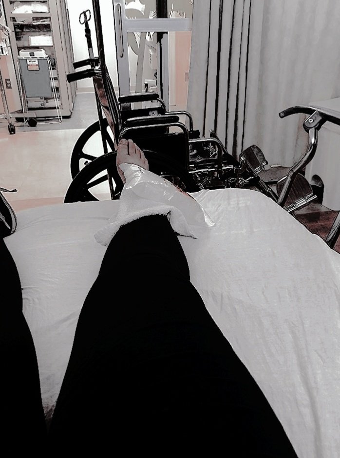 affutelaplume's tweet photo. ⠀ ⠀⠀ ⠀ ⠀⠀
⠀ ⠀⠀ ⠀ ⠀⠀
⠀ ⠀⠀ ﹫https://t.co/FnvH8oPvha on Instagram :
⠀ ⠀⠀ toujours entrain d'attendre mon attelle à l'hôpital.
⠀ ⠀⠀ ⠀ ⠀⠀
⠀ ⠀⠀ ⠀ ⠀⠀ https://t.co/nMeDY273uo