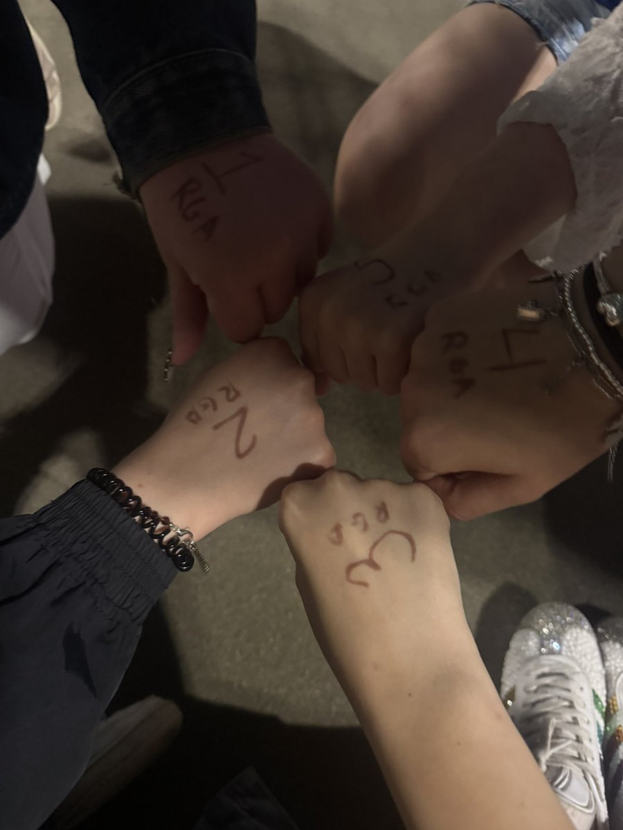 tehegeorgiatehe's tweet photo. rear ga harry queue for London n1 has started, come and get your numbers 💗 https://t.co/8SKUSUnOxg