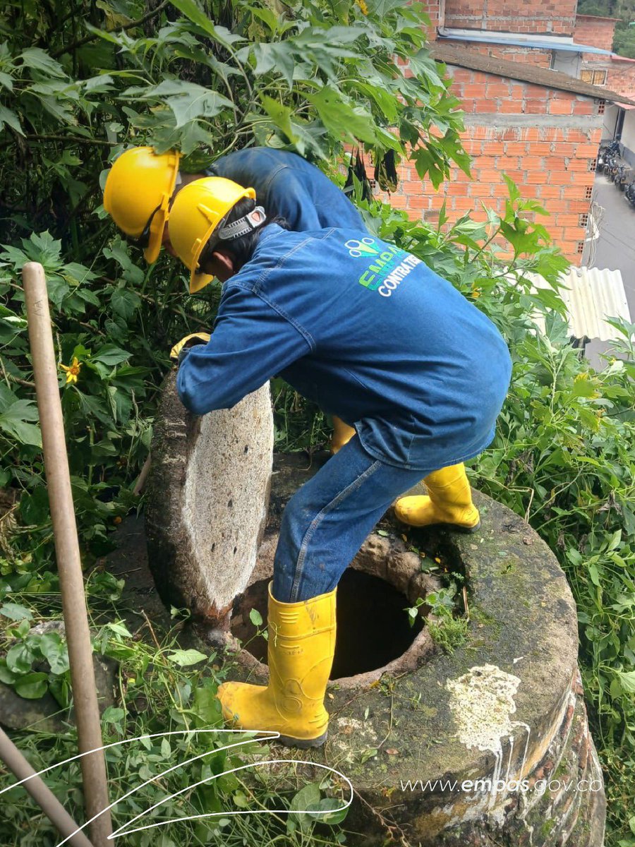 Empassa_Oficial's tweet photo. Atendimos la solicitud de la comunidad del barrio Vegas de Morrorico, realizando reparaciones menores en nuestra red de alcantarillado.

Seguimos trabajando para mantener la infraestructura en óptimas condiciones y brindar soluciones oportunas a nuestros usuarios. https://t.co/1ErW8Rf4My