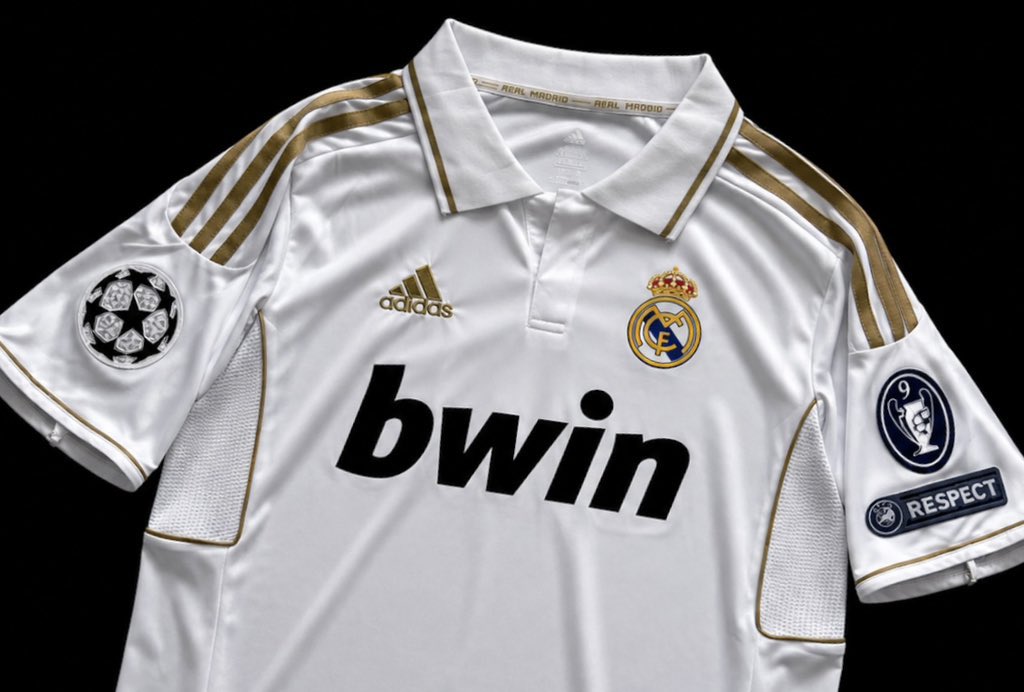 Top4_fb's tweet photo. Top 4 ( Real Madrid Home kits 👕) of all time https://t.co/ZVB77OEE0z