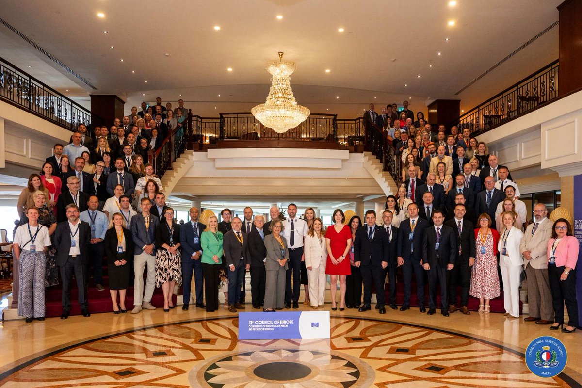 ctekurumsal's tweet photo. Genel Müdürümüz Çelebi Yılmaz, Malta’da Düzenlenen EuroPris 15. Genel Kurul Toplantısı ve Avrupa Konseyi 31. Cezaevi ve Denetimli Serbestlik Hizmetleri Genel Müdürleri Konferansı’na Katıldı

Ceza ve Tevkifevleri Genel Müdürü Çelebi Yılmaz, Malta’nın başkenti Valletta’da düzenlenen Avrupa Cezaevleri ve Islah Kurumları Teşkilatı (EuroPris) 15. Genel Kurul Toplantısı ile Avrupa Konseyi 31. Cezaevi ve Denetimli Serbestlik Hizmetleri Genel Müdürleri Konferansı’na (CDPPS) katıldı.

Avrupa ceza infaz ve denetimli serbestlik sistemlerinin geleceğine yön veren iki önemli uluslararası etkinlikte üye ülkelerin genel müdürleri ve üst düzey temsilcileriyle bir araya gelen Genel Müdürümüz Çelebi Yılmaz, ceza infaz hizmetleri alanındaki güncel gelişmeler, iyi uygulama örnekleri ve uluslararası iş birliği imkânları hakkında görüş alışverişinde bulundu.

Avrupa Cezaevleri ve Islah Kurumları Teşkilatı (EuroPris) Genel Kurul Toplantısı kapsamında teşkilatın stratejik hedefleri, yürütülen projeler, gelecek dönem faaliyetleri ve ceza infaz hizmetlerinin geliştirilmesine yönelik çalışmalar ele alındı. Toplantıda ayrıca üye ülkelerin ihtiyaçları, kurumsal kapasitenin güçlendirilmesi, devam eden projeler ve önümüzdeki döneme ilişkin faaliyetler değerlendirildi.

“Özel İhtiyaçları ve Kırılganlıkları Bulunan Kişiler” temasıyla gerçekleştirilen Avrupa Konseyi 31. Cezaevi ve Denetimli Serbestlik Hizmetleri Genel Müdürleri Konferansı’nda ise ceza infaz ve denetimli serbestlik sistemlerinde özel ihtiyaç gruplarına yönelik yaklaşımlar ele alındı. Konferans kapsamında yabancı uyruklu kişiler, yaşlılar, kadınlar ile ceza infaz kurumları ve denetimli serbestlik hizmetleri arasındaki iş birliğinin güçlendirilmesine yönelik konular uzmanlar ve yöneticiler tarafından kapsamlı şekilde değerlendirildi.

Genel Müdürümüz Çelebi Yılmaz, program kapsamında Avrupa Konseyi ve EuroPris üyesi ülkelerin ceza infaz ve denetimli serbestlik hizmetlerinden sorumlu üst düzey yöneticilerinin yanı sıra çeşitli uluslararası kuruluşların üst düzey temsilcileriyle de görüşmeler gerçekleştirdi.

Görüşmelerde ceza infaz hizmetlerinde insan odaklı yaklaşımlar, kurumsal kapasitenin geliştirilmesi, bilgi ve tecrübe paylaşımı ile uluslararası iş birliğinin güçlendirilmesine yönelik konular ele alındı. Ayrıca Ceza ve Tevkifevleri Genel Müdürlüğünün ceza infaz ve denetimli serbestlik alanında yürüttüğü çalışmalar ile kurumsal tecrübeleri hakkında bilgi paylaşımında bulunuldu.

Gerçekleştirilen temaslar, Ceza ve Tevkifevleri Genel Müdürlüğünün uluslararası iş birliklerinin geliştirilmesi, iyi uygulama örneklerinin takip edilmesi ve ceza infaz hizmetlerinin daha da güçlendirilmesine yönelik çalışmalarına katkı sağladı.

Program kapsamında Genel Müdürümüz Çelebi Yılmaz, Malta nezdindeki Türkiye Cumhuriyeti Büyükelçisi Barkın Kayaoğlu’na nezaket ziyaretinde bulundu.