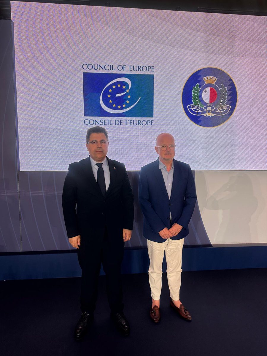 ctekurumsal's tweet photo. Genel Müdürümüz Çelebi Yılmaz, Malta’da Düzenlenen EuroPris 15. Genel Kurul Toplantısı ve Avrupa Konseyi 31. Cezaevi ve Denetimli Serbestlik Hizmetleri Genel Müdürleri Konferansı’na Katıldı

Ceza ve Tevkifevleri Genel Müdürü Çelebi Yılmaz, Malta’nın başkenti Valletta’da düzenlenen Avrupa Cezaevleri ve Islah Kurumları Teşkilatı (EuroPris) 15. Genel Kurul Toplantısı ile Avrupa Konseyi 31. Cezaevi ve Denetimli Serbestlik Hizmetleri Genel Müdürleri Konferansı’na (CDPPS) katıldı.

Avrupa ceza infaz ve denetimli serbestlik sistemlerinin geleceğine yön veren iki önemli uluslararası etkinlikte üye ülkelerin genel müdürleri ve üst düzey temsilcileriyle bir araya gelen Genel Müdürümüz Çelebi Yılmaz, ceza infaz hizmetleri alanındaki güncel gelişmeler, iyi uygulama örnekleri ve uluslararası iş birliği imkânları hakkında görüş alışverişinde bulundu.

Avrupa Cezaevleri ve Islah Kurumları Teşkilatı (EuroPris) Genel Kurul Toplantısı kapsamında teşkilatın stratejik hedefleri, yürütülen projeler, gelecek dönem faaliyetleri ve ceza infaz hizmetlerinin geliştirilmesine yönelik çalışmalar ele alındı. Toplantıda ayrıca üye ülkelerin ihtiyaçları, kurumsal kapasitenin güçlendirilmesi, devam eden projeler ve önümüzdeki döneme ilişkin faaliyetler değerlendirildi.

“Özel İhtiyaçları ve Kırılganlıkları Bulunan Kişiler” temasıyla gerçekleştirilen Avrupa Konseyi 31. Cezaevi ve Denetimli Serbestlik Hizmetleri Genel Müdürleri Konferansı’nda ise ceza infaz ve denetimli serbestlik sistemlerinde özel ihtiyaç gruplarına yönelik yaklaşımlar ele alındı. Konferans kapsamında yabancı uyruklu kişiler, yaşlılar, kadınlar ile ceza infaz kurumları ve denetimli serbestlik hizmetleri arasındaki iş birliğinin güçlendirilmesine yönelik konular uzmanlar ve yöneticiler tarafından kapsamlı şekilde değerlendirildi.

Genel Müdürümüz Çelebi Yılmaz, program kapsamında Avrupa Konseyi ve EuroPris üyesi ülkelerin ceza infaz ve denetimli serbestlik hizmetlerinden sorumlu üst düzey yöneticilerinin yanı sıra çeşitli uluslararası kuruluşların üst düzey temsilcileriyle de görüşmeler gerçekleştirdi.

Görüşmelerde ceza infaz hizmetlerinde insan odaklı yaklaşımlar, kurumsal kapasitenin geliştirilmesi, bilgi ve tecrübe paylaşımı ile uluslararası iş birliğinin güçlendirilmesine yönelik konular ele alındı. Ayrıca Ceza ve Tevkifevleri Genel Müdürlüğünün ceza infaz ve denetimli serbestlik alanında yürüttüğü çalışmalar ile kurumsal tecrübeleri hakkında bilgi paylaşımında bulunuldu.

Gerçekleştirilen temaslar, Ceza ve Tevkifevleri Genel Müdürlüğünün uluslararası iş birliklerinin geliştirilmesi, iyi uygulama örneklerinin takip edilmesi ve ceza infaz hizmetlerinin daha da güçlendirilmesine yönelik çalışmalarına katkı sağladı.

Program kapsamında Genel Müdürümüz Çelebi Yılmaz, Malta nezdindeki Türkiye Cumhuriyeti Büyükelçisi Barkın Kayaoğlu’na nezaket ziyaretinde bulundu.