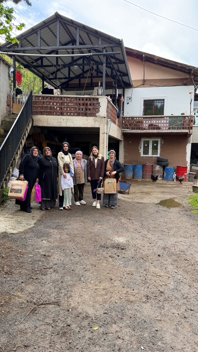 Akadingumushane's tweet photo. MYK ve MKYK üyelerimizin katılımlarıyla Tekke beldemizde hane ziyaretleri gerçekleştirerek, Cumhurbaşkanımız Sayın @RTErdogan ’ın selamlarını hemşehrilerimize ilettik. Milletimizle gönül gönüle, durmak yok yola devam..
@tugbaisikercan @AKKADINGM https://t.co/kC0JC5slGD