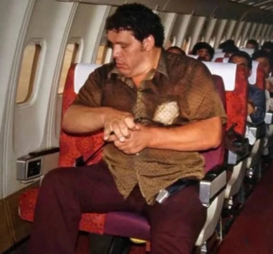 Jabz_CFC's tweet photo. Andre the Giant flying out of Japan, 1980 https://t.co/qinIIJ0RAY