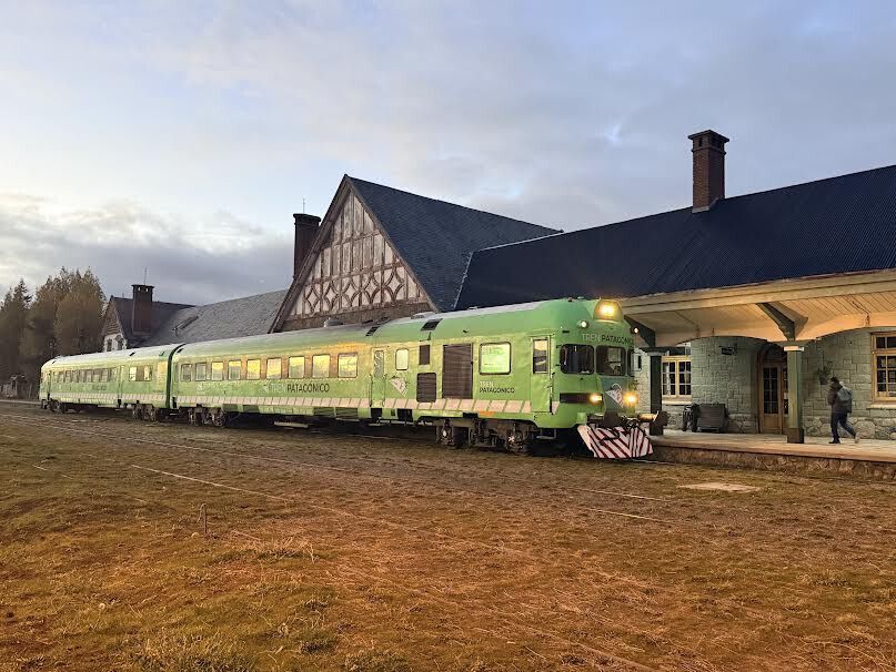 EsperandoVia's tweet photo. 🛠️ Tras su mantenimiento integral volvió a circular el Tren Expreso Rionegrino 🚆🛤️

Mas informacion en https://t.co/bBGn33wTEL https://t.co/ecQ4HDmvim