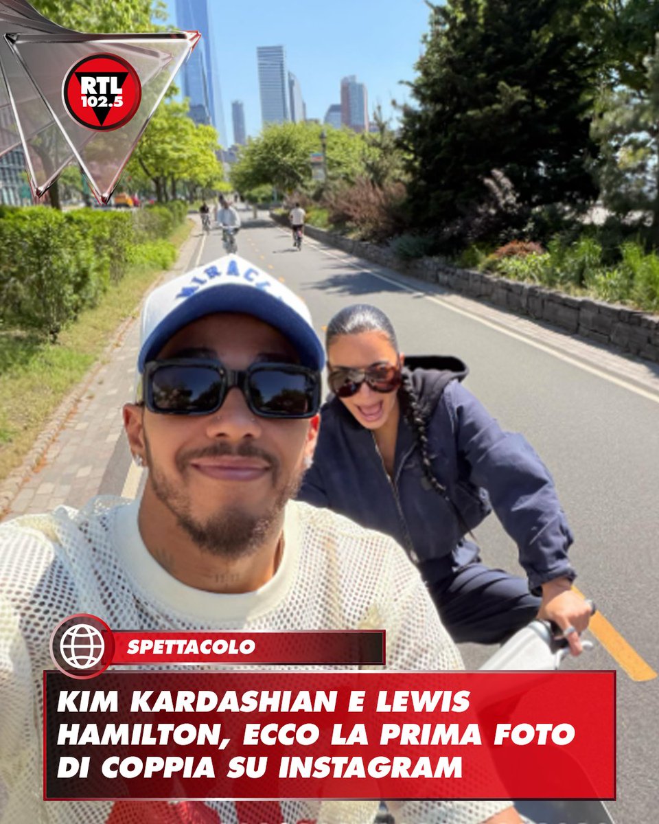 rtl1025's tweet photo. ♥️ La storia d'amore tra Lewis Hamilton e Kim Kardashian è diventata ufficiale anche sui social: il pilota britannico e la 45enne hanno pubblicato la prima foto di coppia che li ritrae felici e spensierati mentre vanno in bicicletta. Subito dopo quello scatto, Kim Kardashian ha inserito un divertente video di quel momento di pedalata di coppia, quando lei, per guardare l'obiettivo, si è quasi scontrata con la bici del fidanzato.

📷 kimkardashian via ig