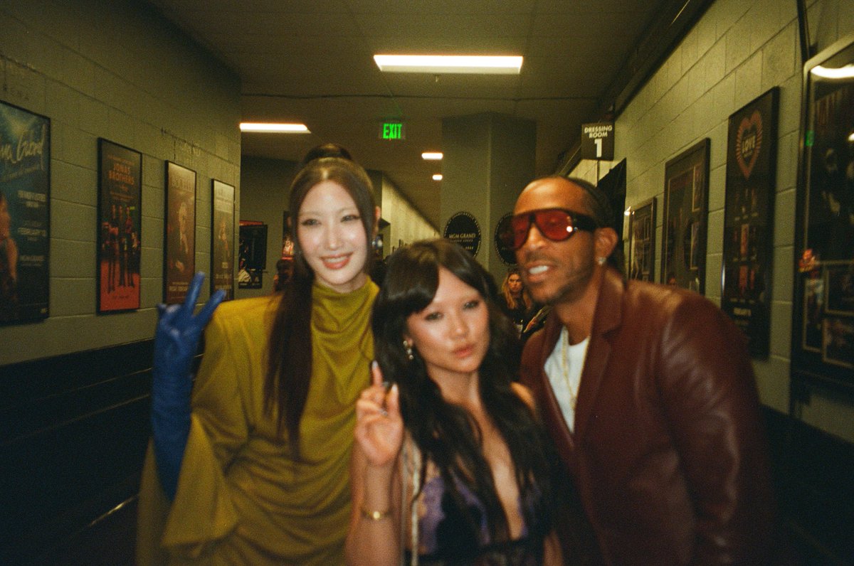 AMAs's tweet photo. More #AMAs moments on film 📷✨ https://t.co/RUBzf5EZsu
