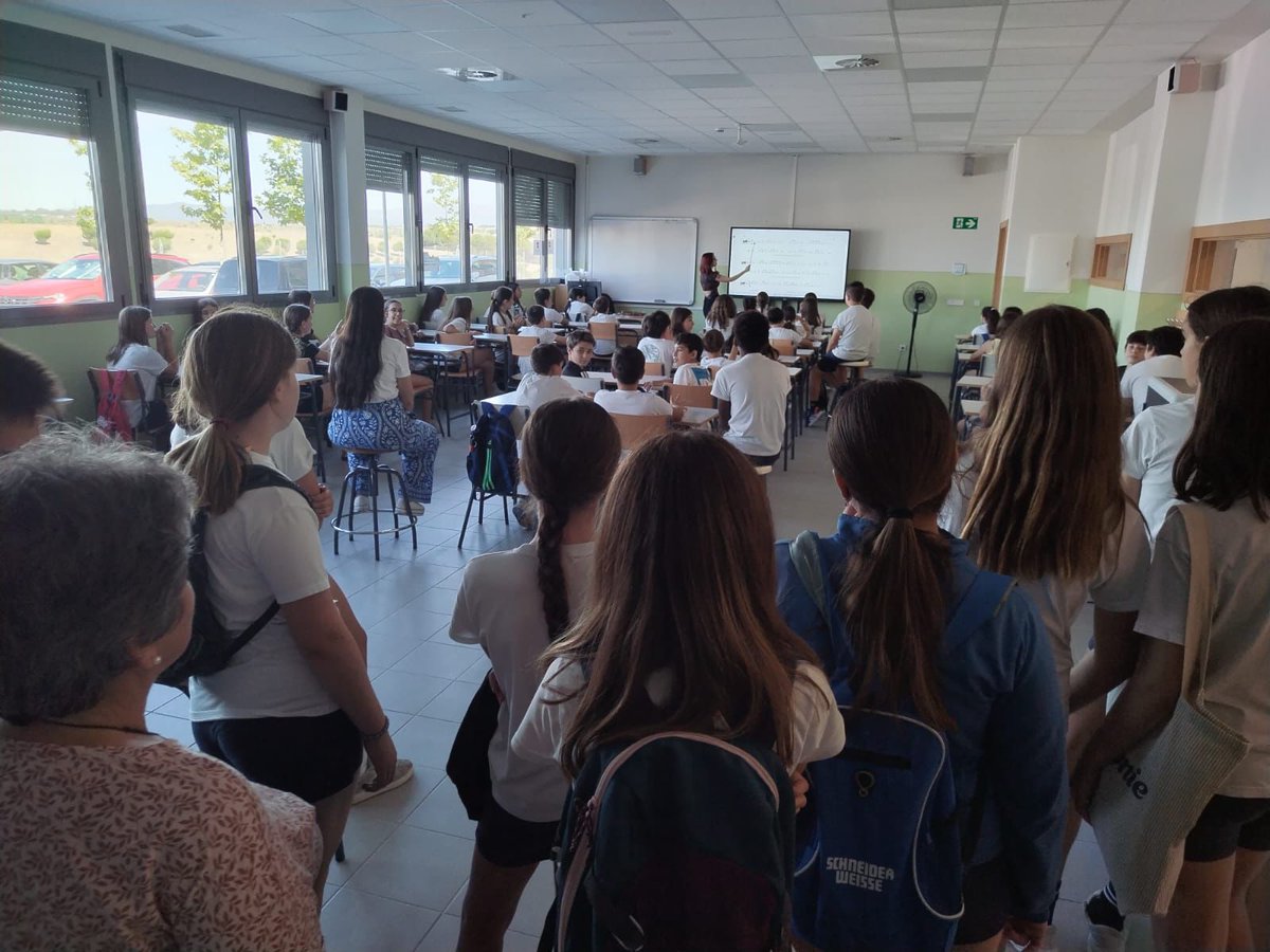 CeipFontan's tweet photo. Cuenta atrás para una nueva etapa... ⏳✨
🏢Nuestros chic@s de 6º han visitado el @BfoIes y han podido conocer de primera mano cómo es la vida en el instituto 
🤗Encuentro lleno de nervios, aprendizajes, preguntas, sonrisas y consejos que les acerca un poco más al próximo curso https://t.co/ivJOe4AcXc