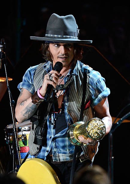 ReemDepp's tweet photo. Johnny Depp onstage at the 2012 MTV Movie Awards after receiving the MTV Generation Award at the Gibson Amphitheatre in Universal City, California, on June 3, 2012. (📸 Kevork Djansezian) https://t.co/KKRtvL2dKt