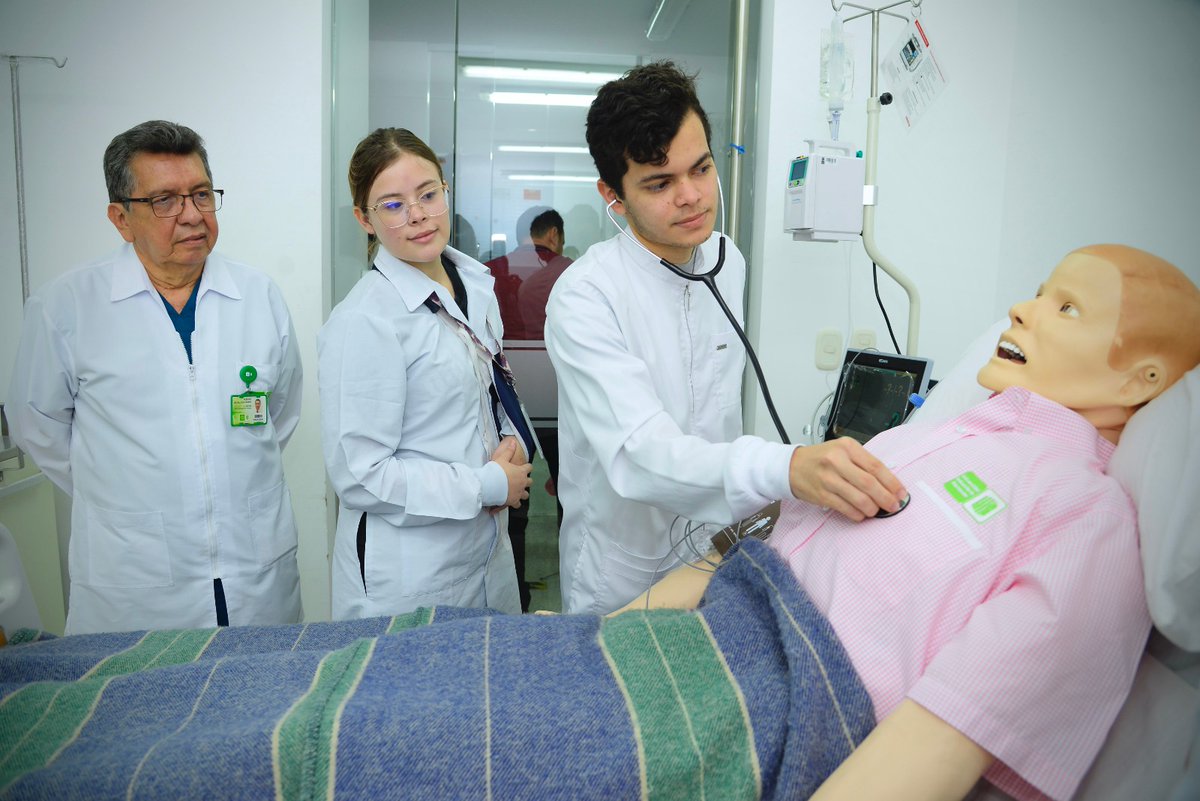 UIS's tweet photo. #OrgulloUIS🥼🏥 ¡Tenemos el mejor programa de Medicina de Colombia!

Medicina UIS ocupó el primer lugar nacional entre 64 facultades de medicina en las pruebas Saber Pro 2025, consolidando un modelo de formación que une excelencia académica, rigor científico y humanismo.

👍🏾Con un puntaje global de 197, sus estudiantes lideraron el país en competencias clave para el ejercicio médico: pensamiento crítico, ciudadanía y razonamiento cuantitativo.

💚Avanzamos en el modelo pedagógico centrado en el estudiante🤓