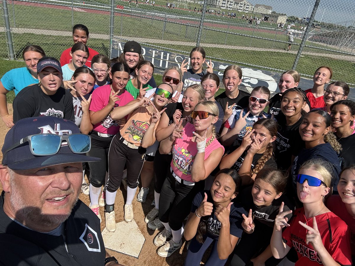LnsSoftball's tweet photo. Great first day of camp with these current and future Gators!  🐊🥎 #ACT https://t.co/8t5sUskuTS