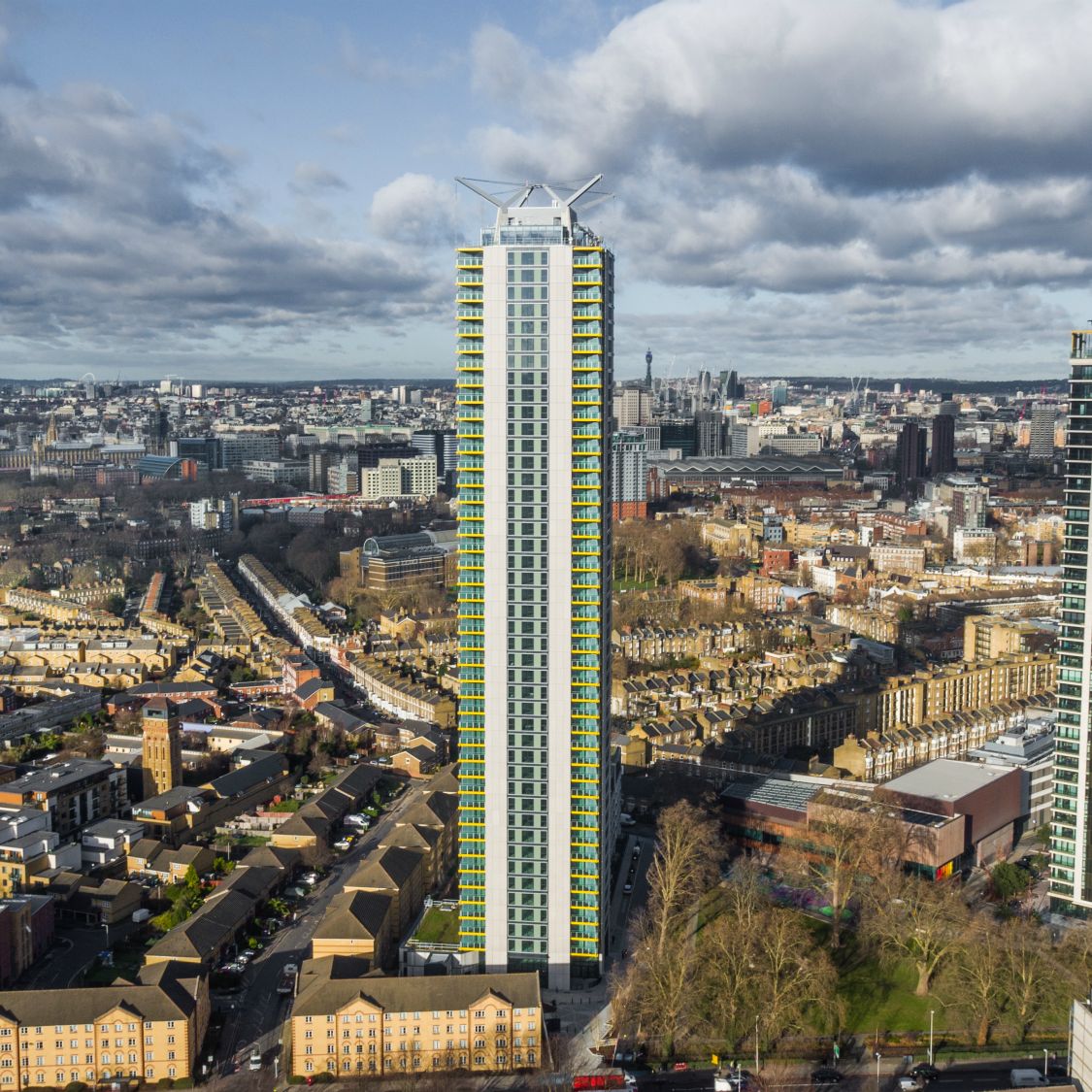 56aInfoshop's tweet photo. @35percent_EAN @ACAPeckham @AcornSouthwark @LatinElephant @PeckhamVision @PeckhamHeritage @homes4alluk @HousingActionSL @DCHcampaign @se1 Elephant &amp; Castle 2000s onwards 'regeneration' 

👎🏼 Strata Tower. Non-functioning turbines. Penthouses 
👎🏼One The Elephant. 100% private flats. Penthouses 
👎🏼Uncle Tower. Build to rent. 1 bed av. £2500 pcm
👎🏼 Vantage Tower. "Investment opportunity". Mostly private

Who benefits? https://t.co/ZFl2CdRRFf