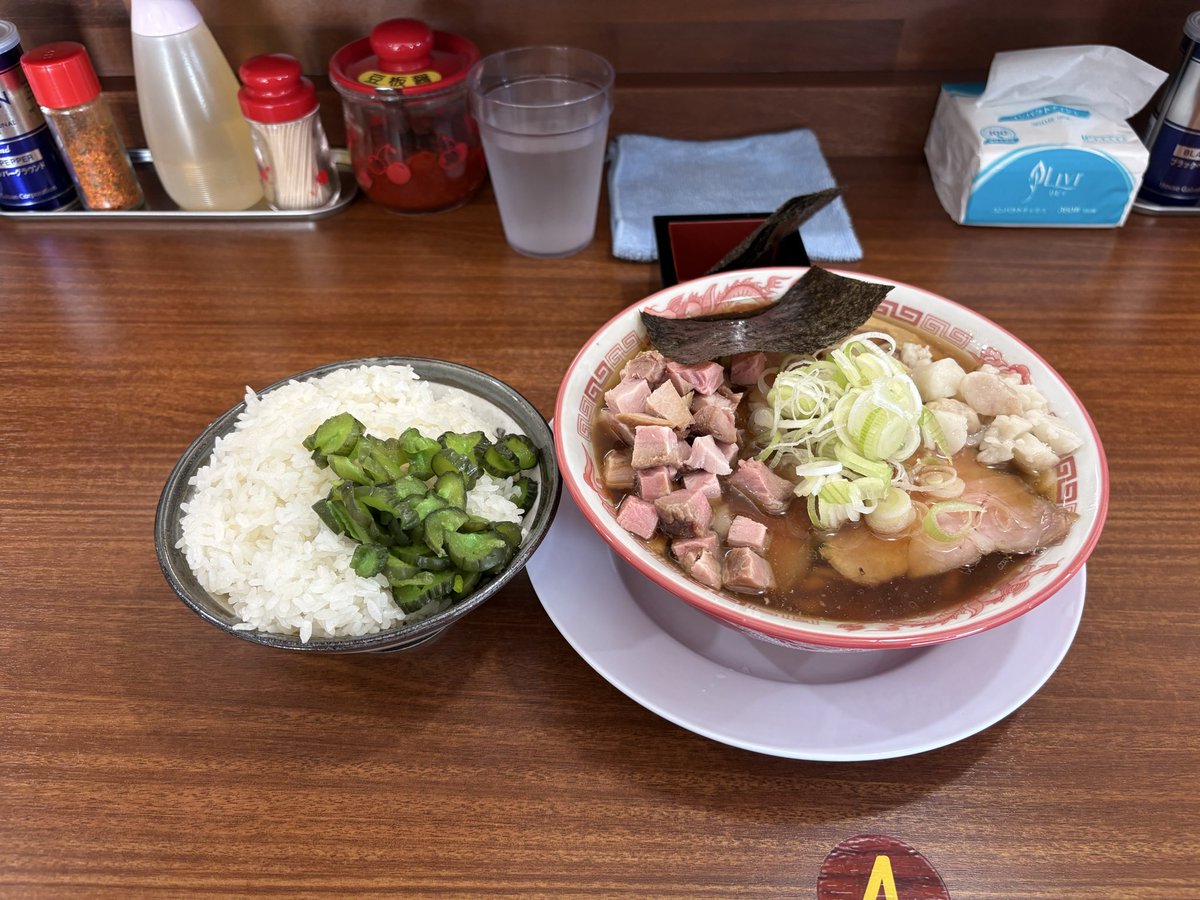 chronicle_htt's tweet photo. ラーメン探検記15杯目
山形県鶴岡市文下字久保田　拉麺ケンタさん

煮干しチャーシュー麺普通盛り　油多め味濃い目はじ肉　のり5枚　脂身　　ライス

朝からケンタ🍜
煮干しスープと自家製麺でガンギマリ
遠出をする価値のある一杯
自宅の近くにもこうゆう店が欲しい
#拉麺ケンタ
＃山ラー
＃中華そば https://t.co/wHDgzooUU1