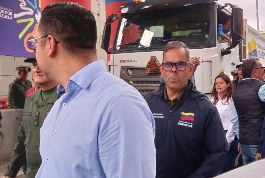 avnve's tweet photo. #Regiones || Ministro de Obras Públicas inspecciona flota operativa para servicios en estado Mérida

➡️https://t.co/QXse14eX2X https://t.co/v1SpsFuBT8