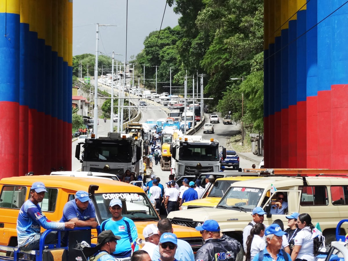 avnve's tweet photo. #Regiones || Ministro de Obras Públicas inspecciona flota operativa para servicios en estado Mérida

➡️https://t.co/QXse14eX2X https://t.co/v1SpsFuBT8