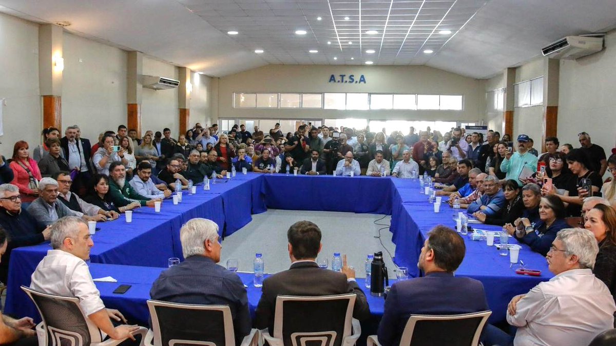 larroqueandres's tweet photo. Junto a @Kicillofok participamos de un encuentro con dirigentes de la CGT y referentes locales en la ciudad de Corrientes.

La acuciante realidad que se vive en todo el país nos demanda construir una alternativa de futuro que defienda las conquistas y los derechos de los trabajadores y de todos los sectores que padecen las políticas del gobierno de Milei. 

Gracias compañeros por recibirnos ✌️