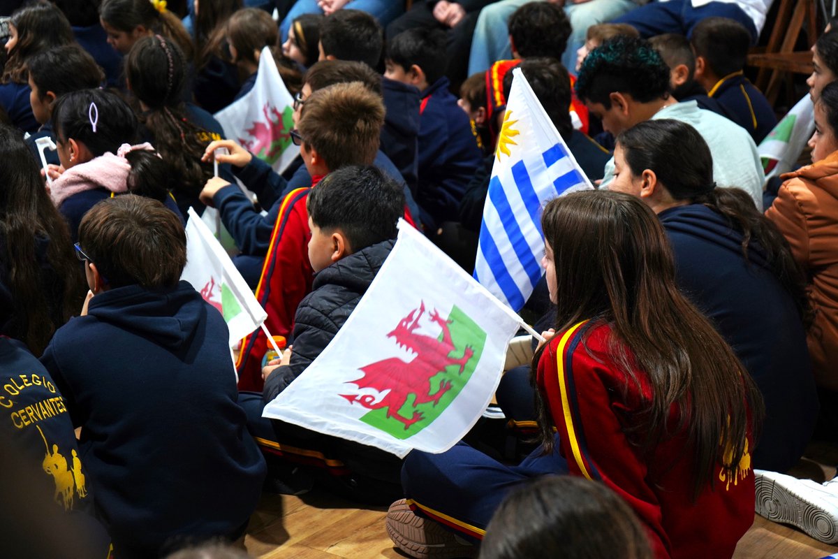 mal_green's tweet photo. Hoy recibí en la Residencia a los estudiantes del Cardiff and Vale College 🏴󠁧󠁢󠁷󠁬󠁳󠁿 que vinieron por primera vez de intercambio a 🇺🇾! 

Me alegro de que estén disfrutando de conocer la cultura uruguaya. Compartimos nuestras experiencias aprendiendo español a partir del ensayo y error. https://t.co/UB71JL9W3Y