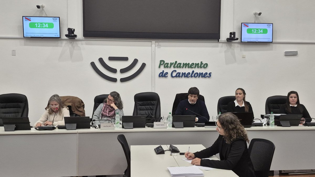 JuntaCanelones's tweet photo. 🔶️ La Comisión N° 4 Desarrollo Productivo recibe a la edila Gabriela Mindeguía.

#LegislativoDepartamental https://t.co/Q5IstCvh6p