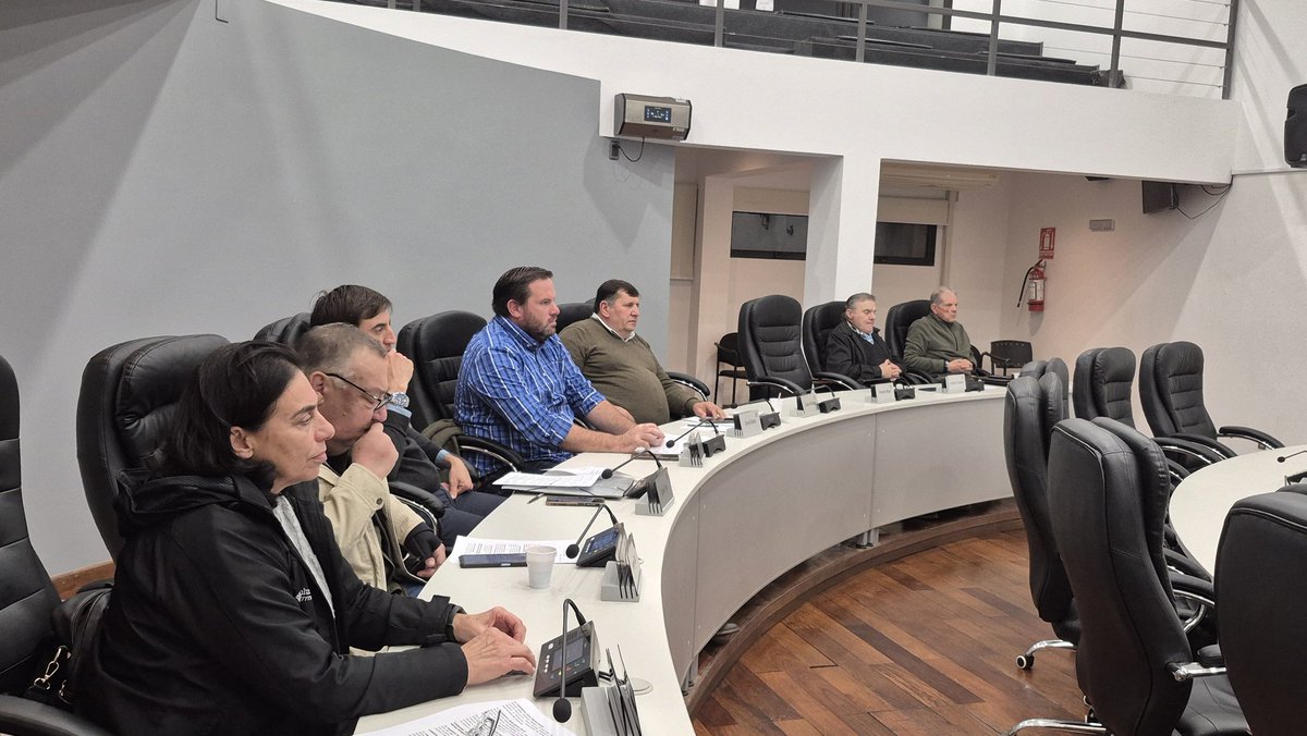 JuntaCanelones's tweet photo. 🔶️ La Comisión N° 4 Desarrollo Productivo recibe a la edila Gabriela Mindeguía.

#LegislativoDepartamental https://t.co/Q5IstCvh6p
