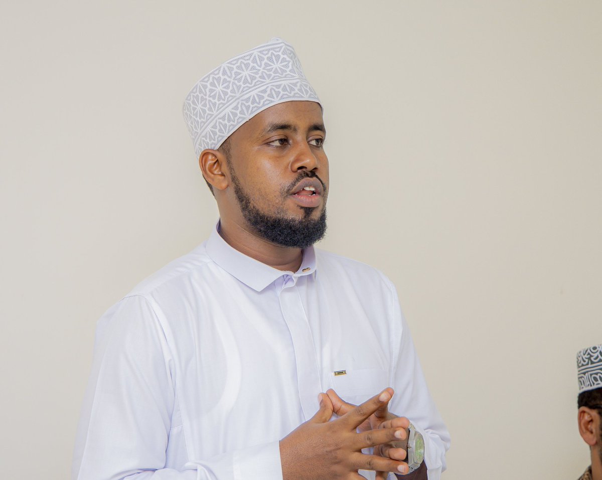 NuurPolitical's tweet photo. The Director General of the Ministry of Religion &amp; Endowments, Sh. Ayanle H. Ahmed, held a meeting with the religious scholars of the Awdal Region. The D.G expressed his sincere appreciation to the scholars for the warm welcome &amp; hospitality they extended to him during his visit. https://t.co/0RfNq675AK