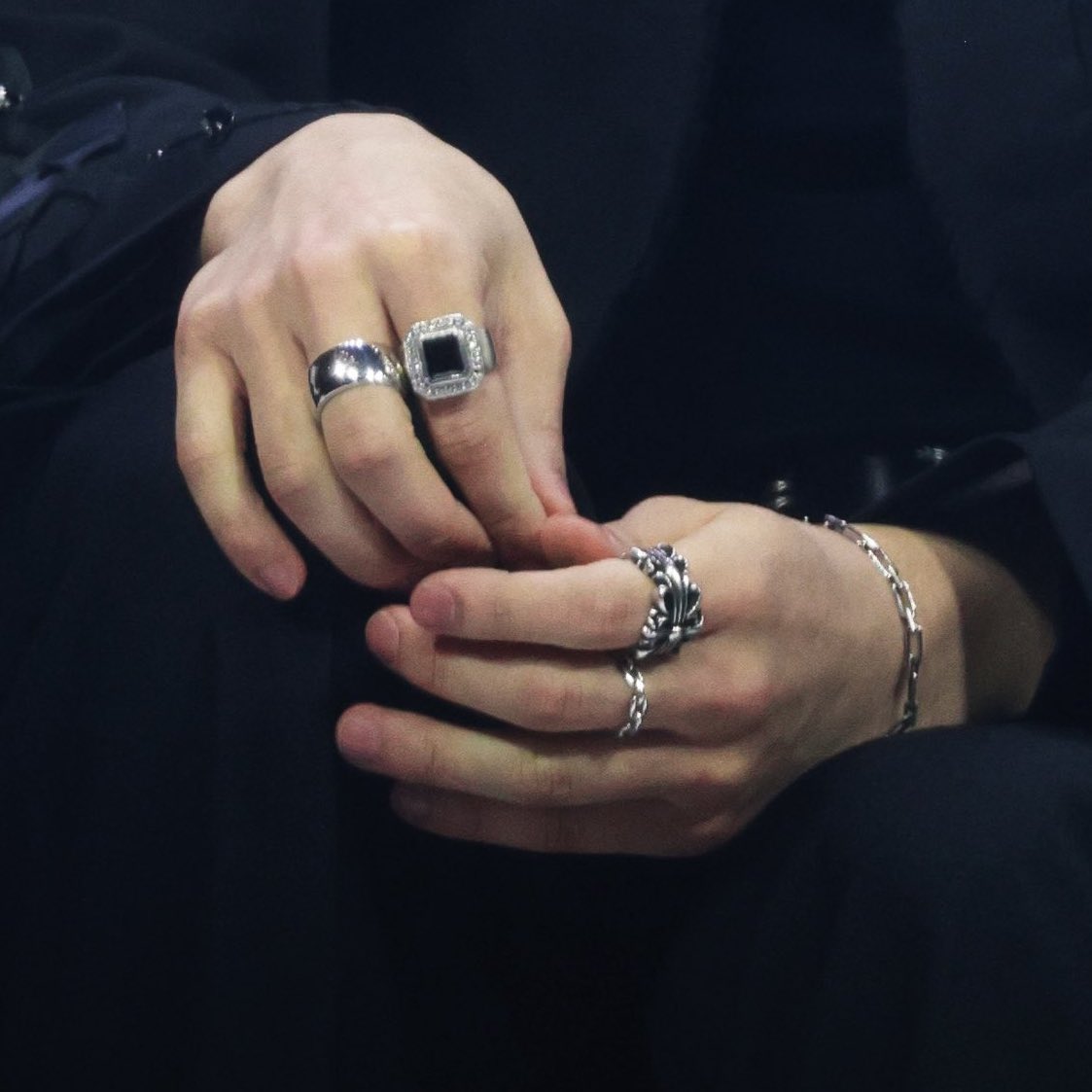 myevxn's tweet photo. just a really big fan of heeseung’s rings (and his hands) https://t.co/DVZSidVmjJ