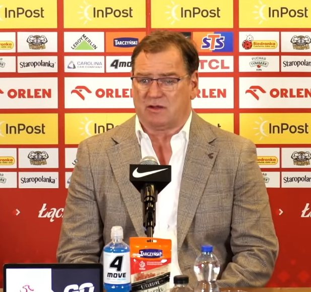 Meczykipl's tweet photo. Ustawienie z czwórką obrońców.

🗣️ Jan Urban: To jest ustawienie, które chodzi nam po głowie. Na razie nie mamy sprawdzonego Kuby Kiwiora jako tego lewego obrońcy - chodzi mi tutaj o sytuacje 1 na 1, jak się zachowuje, co nam daje w ofensywie. Mamy taki wariant przygotowany, nie do końca jestem przekonany, ale jest taka alternatywa.

🔴 Konferencja reprezentacji Polski ⤵