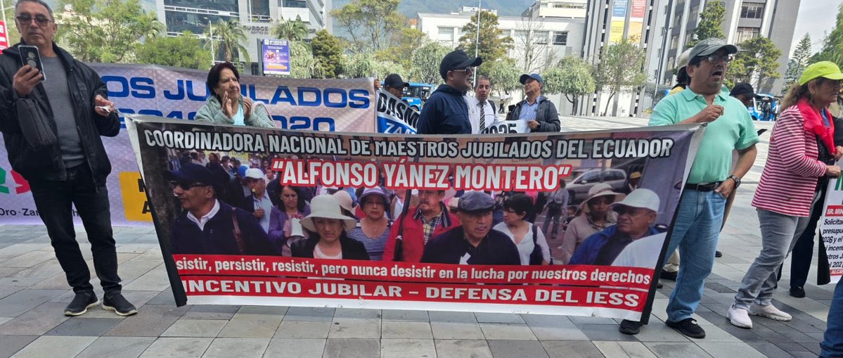 EcEnDirecto's tweet photo. #ATENCIÓN 
Docentes jubilados realizaron un plantón frente al Ministerio de Finanzas para exigir el pago de sus compensaciones. La @UNENACIONAL respaldó la medida y demandó al Gobierno el desembolso inmediato de la deuda, calificándola como un derecho laboral adquirido. https://t.co/vAbuqZNVkL
