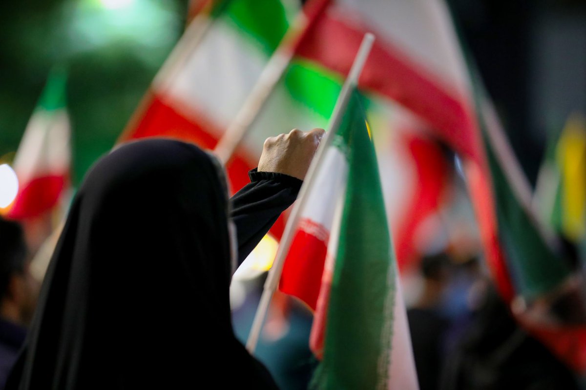 Minu_ir's tweet photo. این پرچم زمین نمیمونه
#لبیک_یا_خامنه_ای https://t.co/NNRx8xuMlq