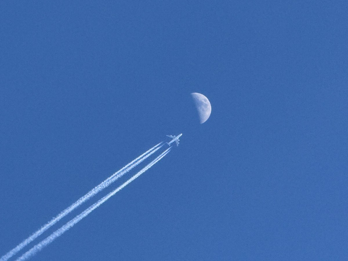 ColCurph's tweet photo. @PetrocTrelawny @flightradar24 It helped me catch this picture (on my ‘phone!) not so long ago. https://t.co/4XwOKQKAKu
