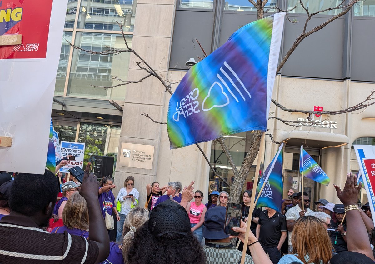 ETFOeducators's tweet photo. The @ETFOpresident, Vice-President @MFowlerOshawa, and the @aefopresidence joined @opseusefpo workers in community health and social services currently on strike to tell the Premier to do the right thing - fund public services and pay workers what they are owed!

This is all our fight, and together we are united for public services and to defend working people. Learn more at https://t.co/pozPGjIzC1